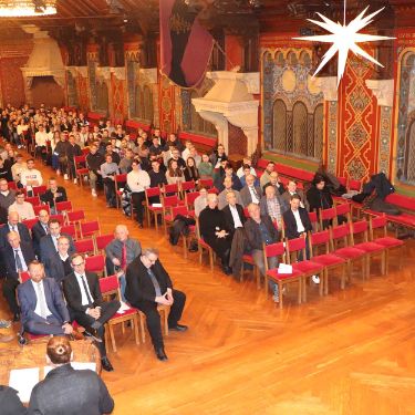 Blick von oben auf den voll besetzten Festsaal der Wartburg