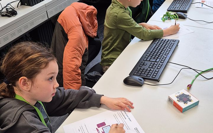 Kinder des Workshops machen fleißig mit